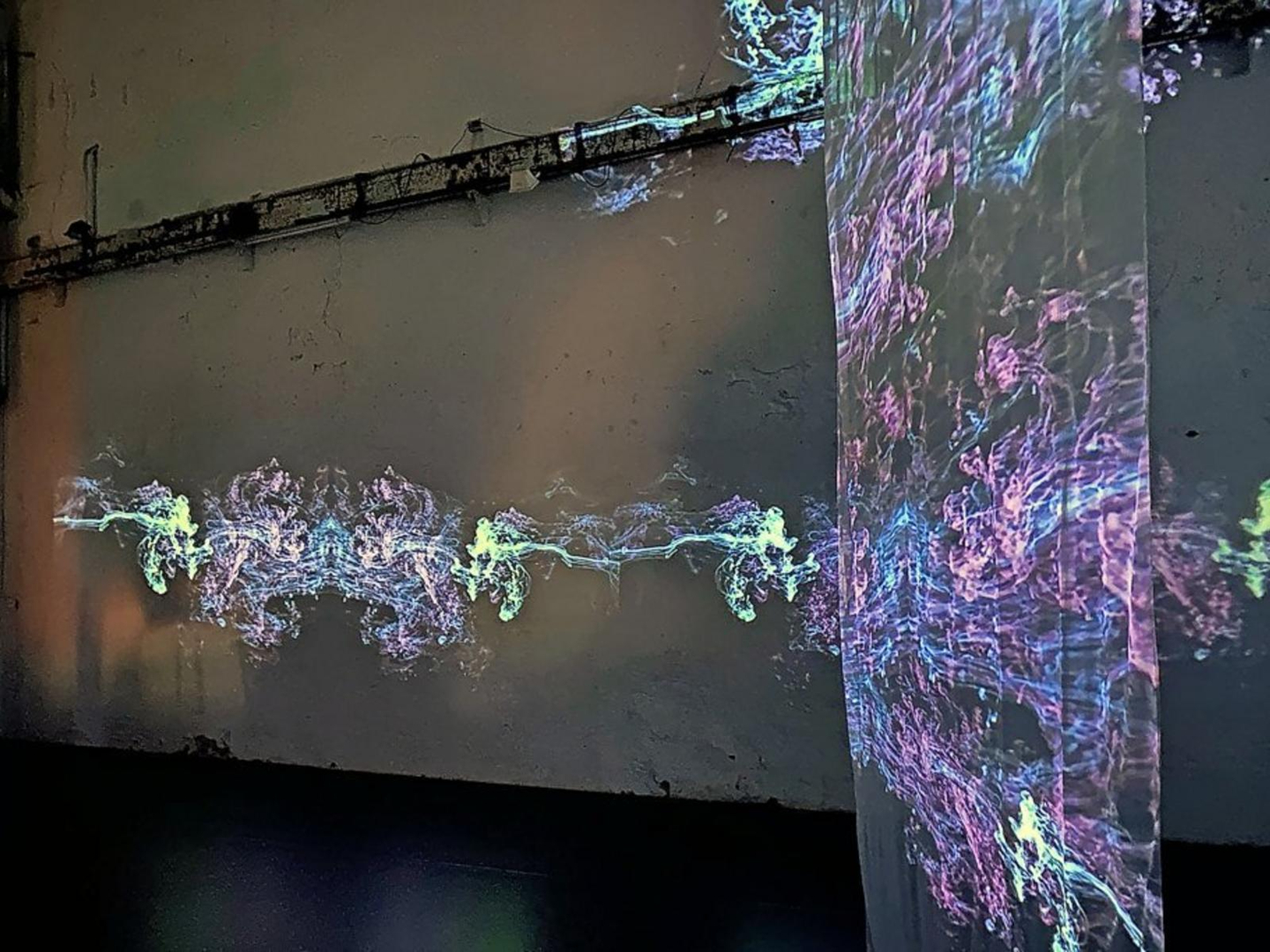 Meditation mit Farbwirbeln, Anne Nissen zeigt Fluid in der Eisfabrik